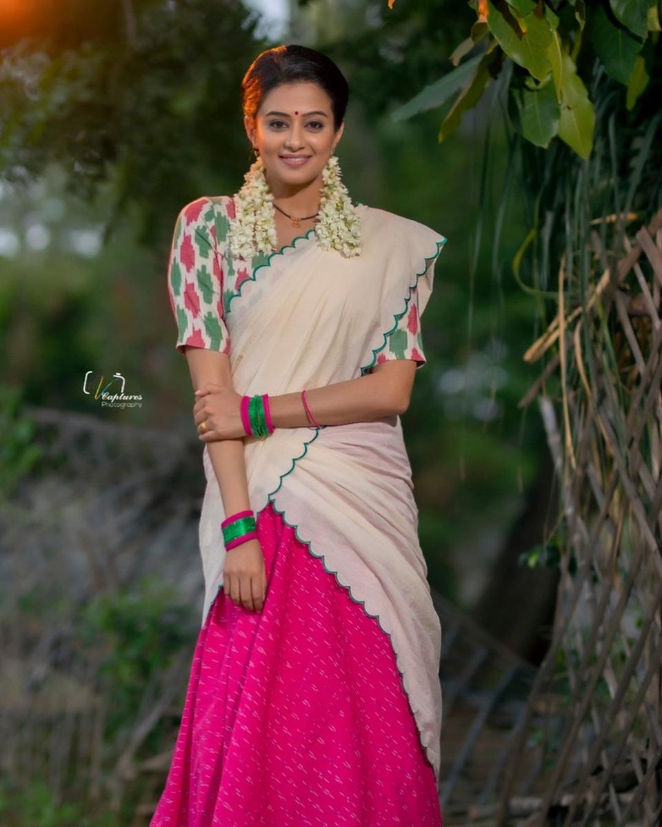 TooLoudTamil's tweet photo. முத்தழகு...முத்து...அழகு...

பாவாடை தாவணியில் அசத்தும் நடிகை பிரியாமணி

#TooLoudTamil  #MuthazhaguReturns #PriyaMani @pillumani @FC_Priyamani https://t.co/g9cK7APIGX