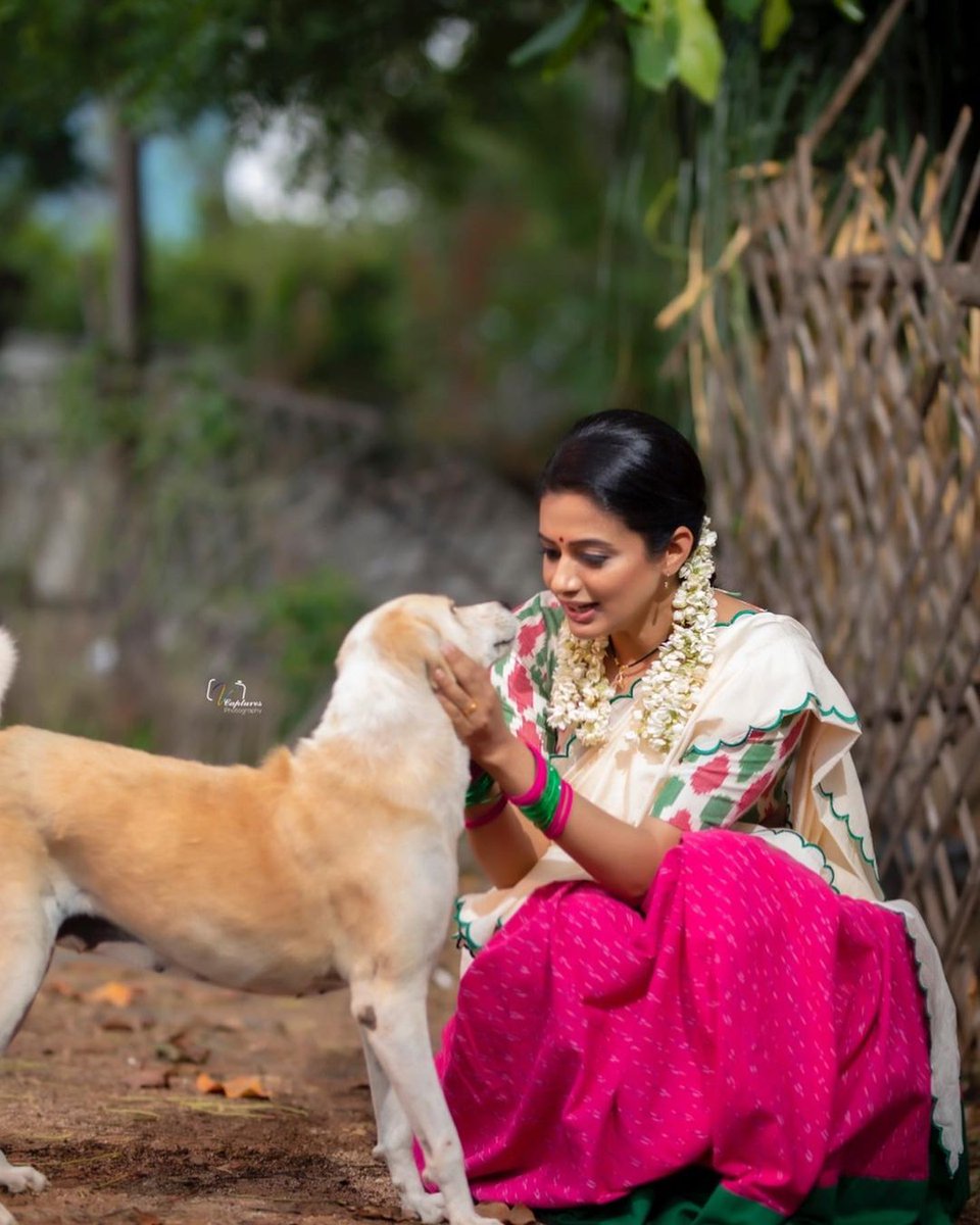 TooLoudTamil's tweet photo. முத்தழகு...முத்து...அழகு...

பாவாடை தாவணியில் அசத்தும் நடிகை பிரியாமணி

#TooLoudTamil  #MuthazhaguReturns #PriyaMani @pillumani @FC_Priyamani https://t.co/g9cK7APIGX
