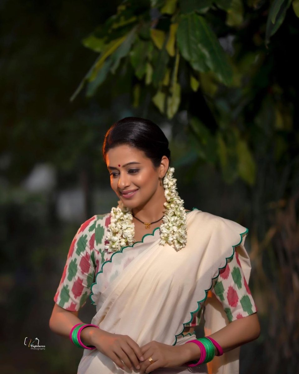 TooLoudTamil's tweet photo. முத்தழகு...முத்து...அழகு...

பாவாடை தாவணியில் அசத்தும் நடிகை பிரியாமணி

#TooLoudTamil  #MuthazhaguReturns #PriyaMani @pillumani @FC_Priyamani https://t.co/g9cK7APIGX
