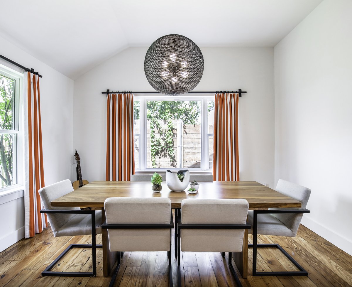 Clean. Simple. Interesting. #diningroom #diningroomdecor #diningroomideas #diningroomgoals #diningroomdesign #minimalism #minimalstyle #interiordesign #interiorstyling #interiorphotography