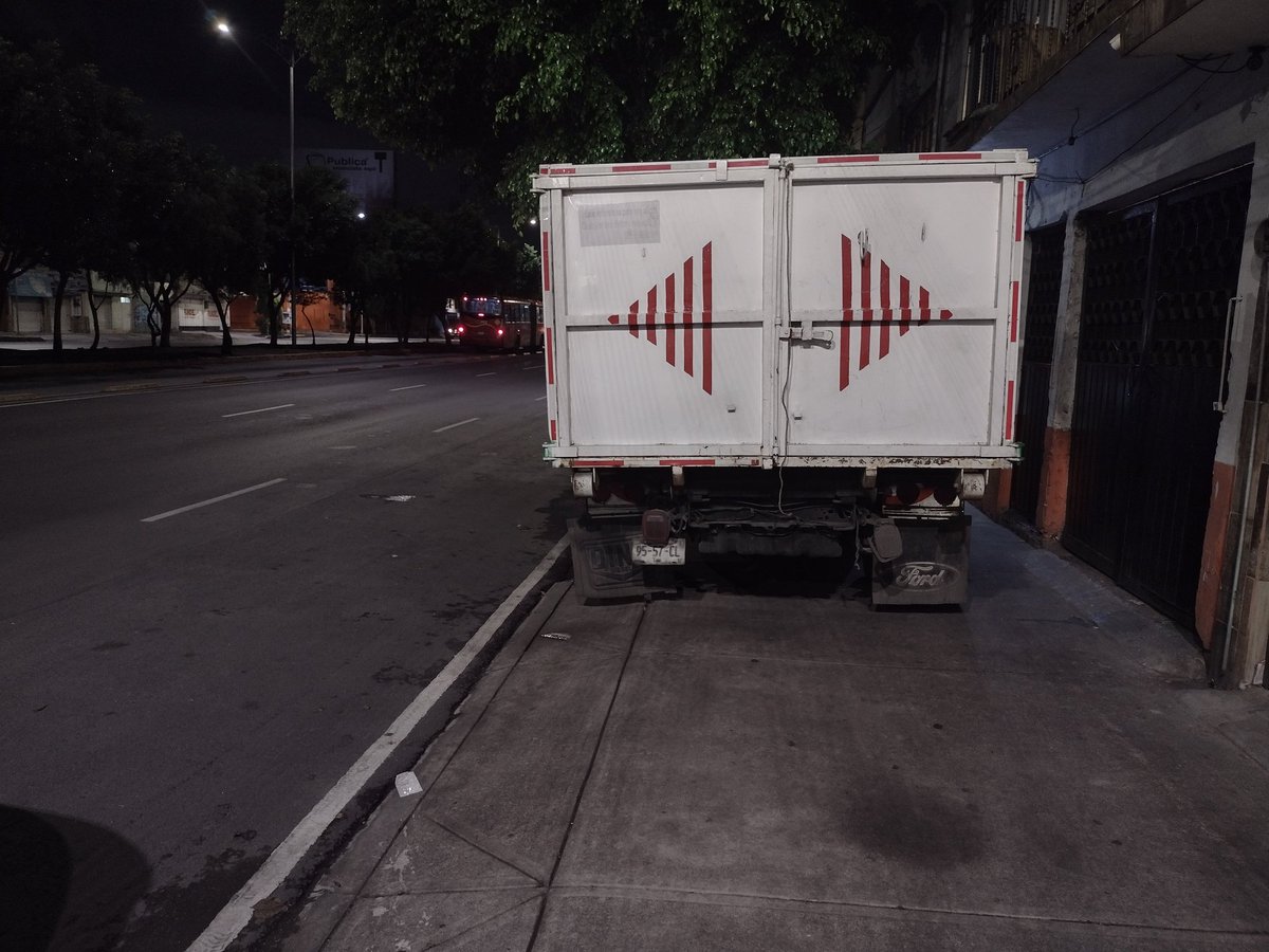 efahefah24's tweet photo. 4to reporte 4to reporte y la ley sigue sin aplicar para servidores públicos, camión de obras @SOBSECDMX @Claudiashein @ContraloriaCDMX @SEGOB_mx sobre av. Canal de Tezontle entre periférico y ote 259, a 1/2 cuadra MB CCH oriente horario en que el camión se sube aprox. 10pm-7am. https://t.co/qZFMMt617j