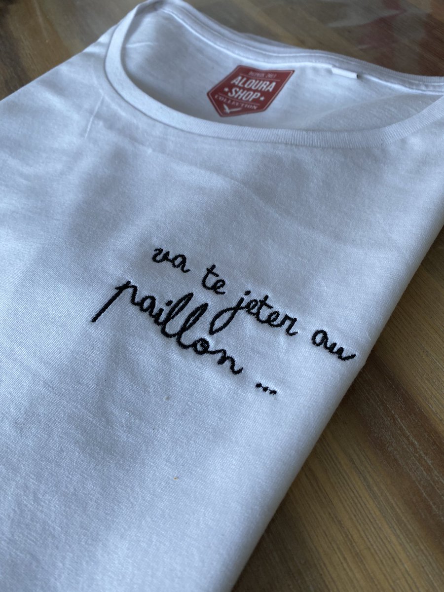 Alourashop's tweet photo. Oh va te jeter au paillon un peu ..!!! 😂😂😂 expression Niçoise bien de chez nous , T-shirt disponible sur notre site web édition Broderie 🛒https://t.co/aqzEXBVP5h #Nice06 #slv06 #Antibes #Cannes #comtedenice #nissalabella #CotedAzurFrance #madeinnissa #ilovenice #expression https://t.co/SM0CLDNatA