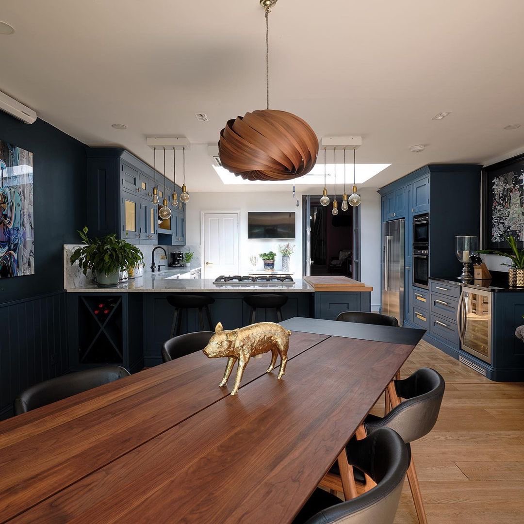 WigwamProperty's tweet photo. Our friends at @pepperand.co are awesome interior stylists 💕 Tell us what you think of this kitchen project. 
_

#kitchendesign #interiordesign #wiltshire #beautifulkitchen #oldtownswindon #kitchendesign #picturewall #artinterior #diningroomdecor #interiordesigner #interior https://t.co/8WJVL9AxcR