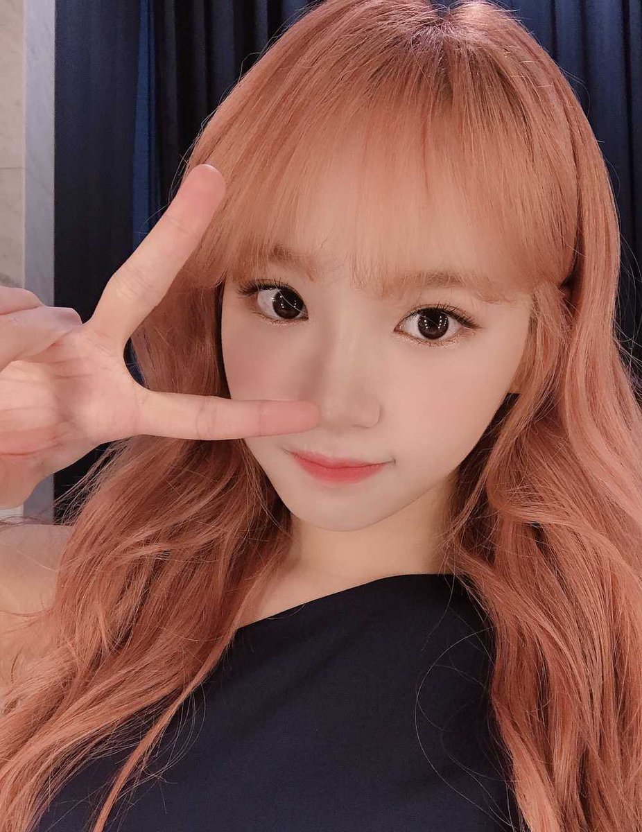 ilovehyemhyemu's tweet photo. just a thread about pink hair chaewon https://t.co/rwPpQKTls6