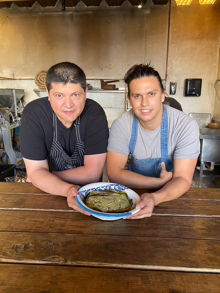 FoodandTravelMX's tweet photo. #Simpleat, compañía de alimentos saludables, se unió con los chefs @SantiagoMuMo de @maizajomx y Carlos Cedillo de @LaGruta para crear una campaña con causa llamada «El tamal que hace bien», que tiene como finalidad apoyar al Banco de Alimentos de México. https://t.co/Eg7VDOmVxA