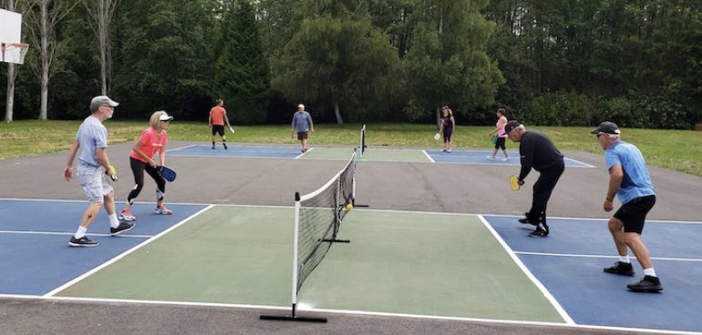 sebastiani64's tweet photo. PICKLEBALL, EL DEPORTE DE RAQUETA QUE QUIERE COGER EL TESTIGO DEL PÁDEL. 
Sólo en Estados Unidos, el deporte que combina tenis, bádminton y tenis de mesa es practicado por más de tres millones de personas (Albert Ferrer) https://t.co/Ou5YFVuxTO @Palco23_es https://t.co/xO2OzJqxea