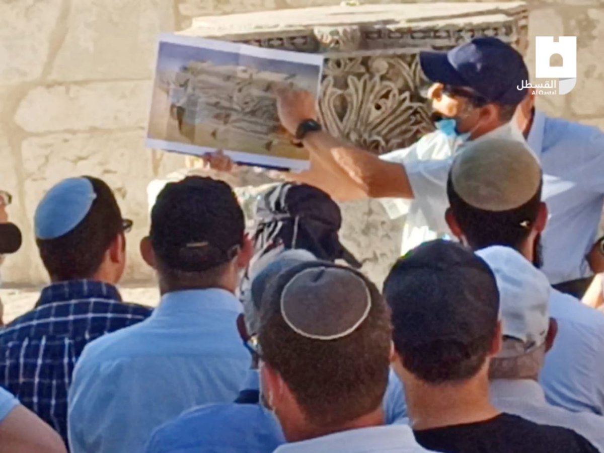fakhrifadzli's tweet photo. Penghinaan terhadap Al-Aqsa &amp; seluruh Umat Islam. Penjajah Zionis menceroboh ke kawasan masjid ini dengan kawalan polis. Salah seorang daripada mereka menerangkan tentang 'Haikal Sulaiman' yang akan dibina selepas Al-Aqsa dirobohkan. Niat mereka tidak akan berhasil. #SaveAqsa https://t.co/mSdT3JvDnj