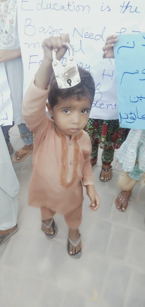 AamirUmraniAdv's tweet photo. An innocent child, holding a Lock to protest against "Educational Lockdown" as @sscsindh calls for protests all over the sindh, Today.

#EndEducationalLockdown 
#SaveEducationOfSindh https://t.co/VHv3hnUrRC