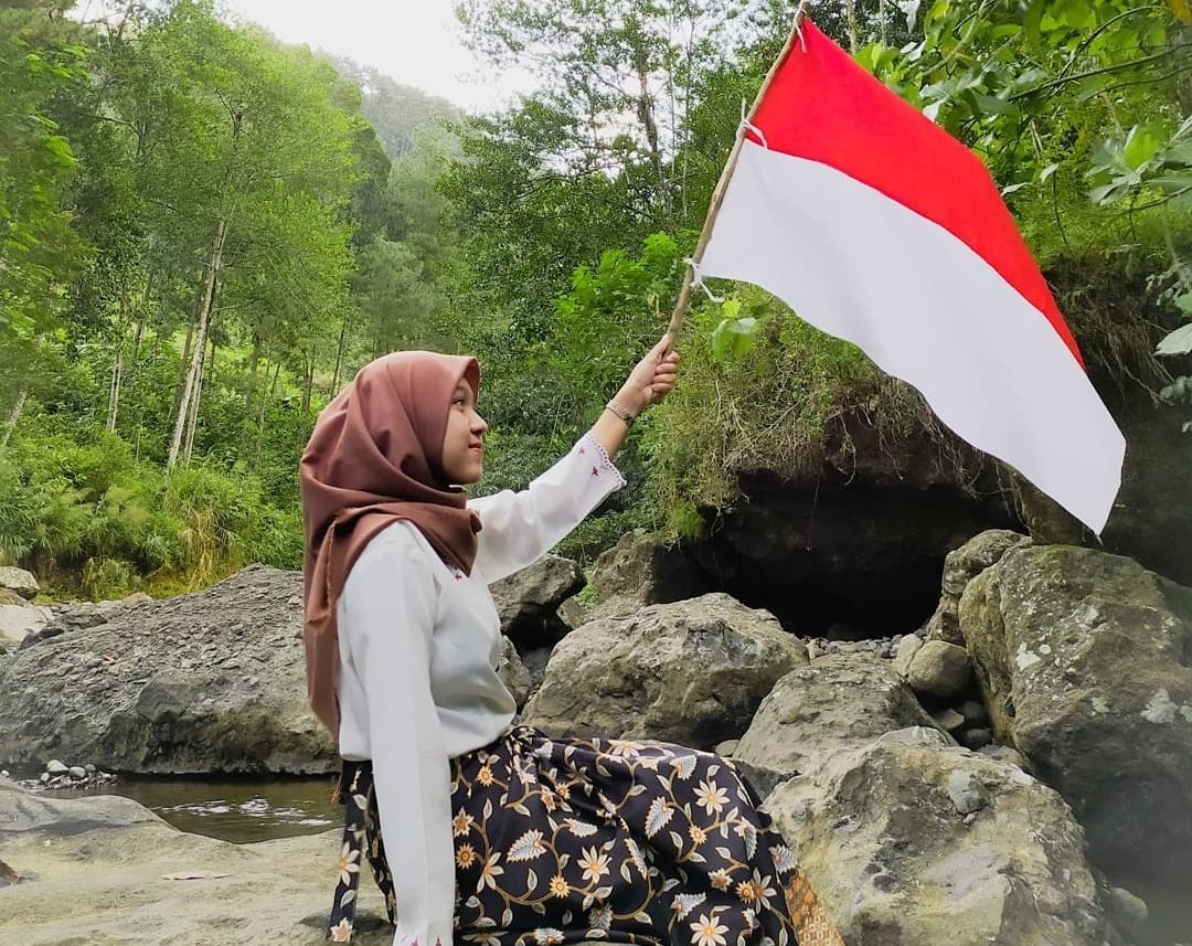 teIisik's tweet photo. Biar lebih kuat lagi rasa memiliki atas bangsa Indonesia jadi aku coba coba untuk mengibarkan bendera merah putih saat 17 agustus

#withGalaxy
#LampauiBatasmu
@samsungID https://t.co/nuLJ6VyXsx