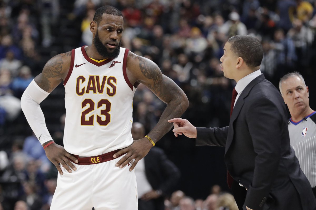 I've personally always found it valuable and interesting to hear the perspectives and insights of various athletes and coaches. With more time spent walking, running and in the house in Aus, I thought I'd share some sources and personal favourites of mine. A thread🧵 (1/8)