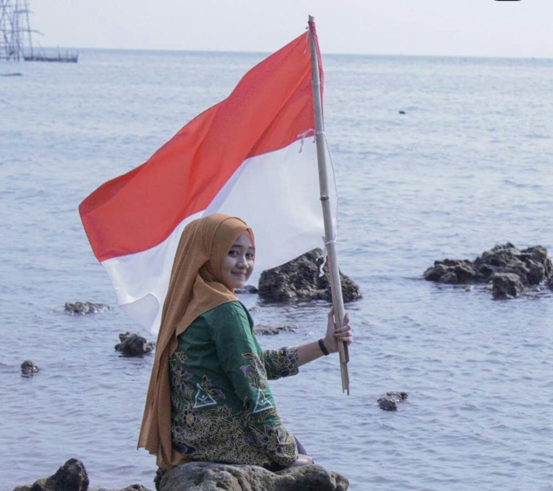 teIisik's tweet photo. Gemes banget nggak sih, pakai kebaya siang siang sambil bawa bendera merah putih tuh keren bangetttttt

#withGalaxy
#LampauiBatasmu
@samsungID https://t.co/IzfZmCDV91