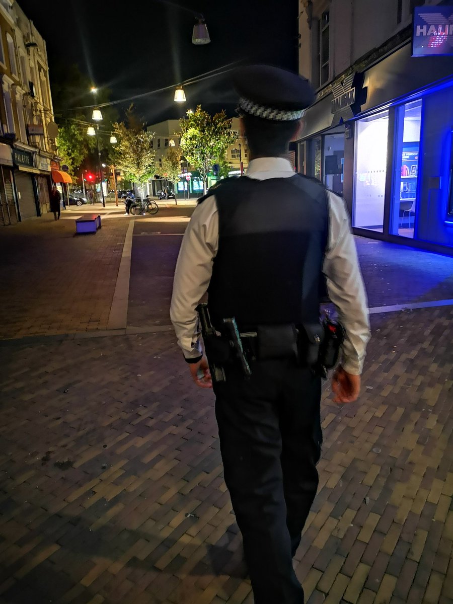 MPSSpecials's tweet photo. Yesterday day & evening officers from #CEBCU were out conducting proactive foot patrols across crime hotspots @MPSHackney & @MPSTowerHam providing reassurance to local communties, before a quick stop visiting police horses. Thank you for @MetTaskforce for showing us around. https://t.co/IZwM8ZK1an
