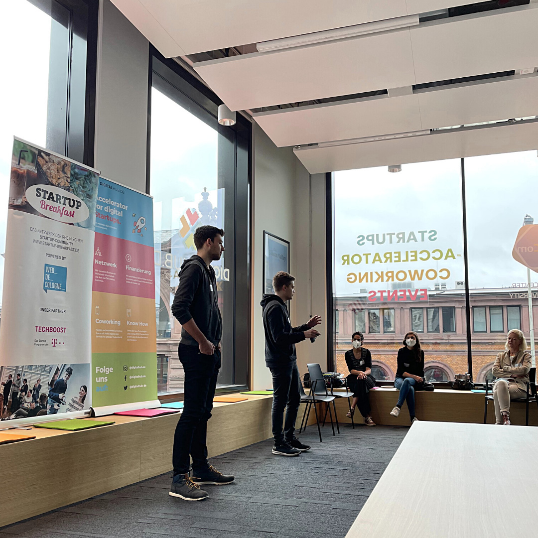 digitalhub_de's tweet photo. Am vergangenen Mittwoch fand das #STARTUPBreakfast von @webdecologne als erste „physische“ Veranstaltung unserer neuen Location statt! Wir bedanken uns bei allen Teilnehmer*innen für das tolle Event!
👉Details der Veranstaltung gibt es hier: https://t.co/qZRK41SHlc https://t.co/W7khQPvid7