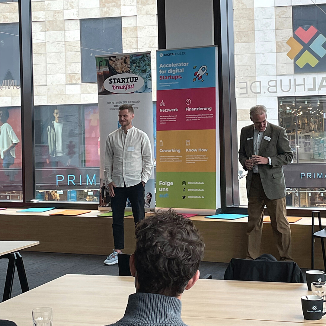 digitalhub_de's tweet photo. Am vergangenen Mittwoch fand das #STARTUPBreakfast von @webdecologne als erste „physische“ Veranstaltung unserer neuen Location statt! Wir bedanken uns bei allen Teilnehmer*innen für das tolle Event!
👉Details der Veranstaltung gibt es hier: https://t.co/qZRK41SHlc https://t.co/W7khQPvid7