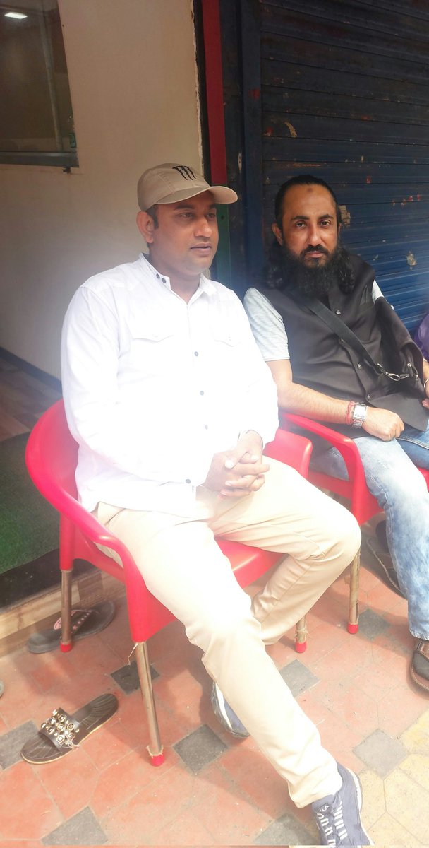 AbdulAzimAzmi3's tweet photo. #BigBoss11 #Director #Poducer #Writer
#SocialWorker #Garbage_Production
#LakeerKaFakir #Bollywood #NetflixIndia
#RedChilliesEntertainment #BalajiTelefilms
#Zeetv #UTVMotionPictures
Brother #Zubair_Khan_Lala ke sath https://t.co/yOK9bJm4vE