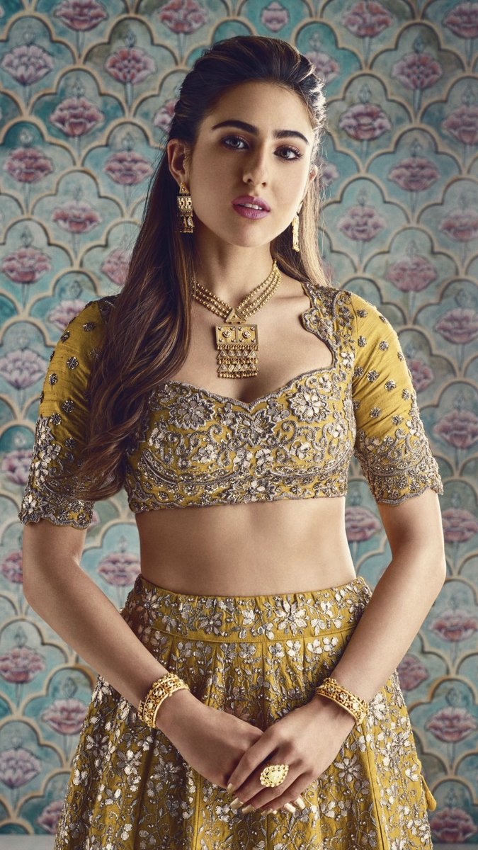 Playbowled's tweet photo. 3. Sara Ali khan / Janhvi Kapoor https://t.co/sSbbChhGFP