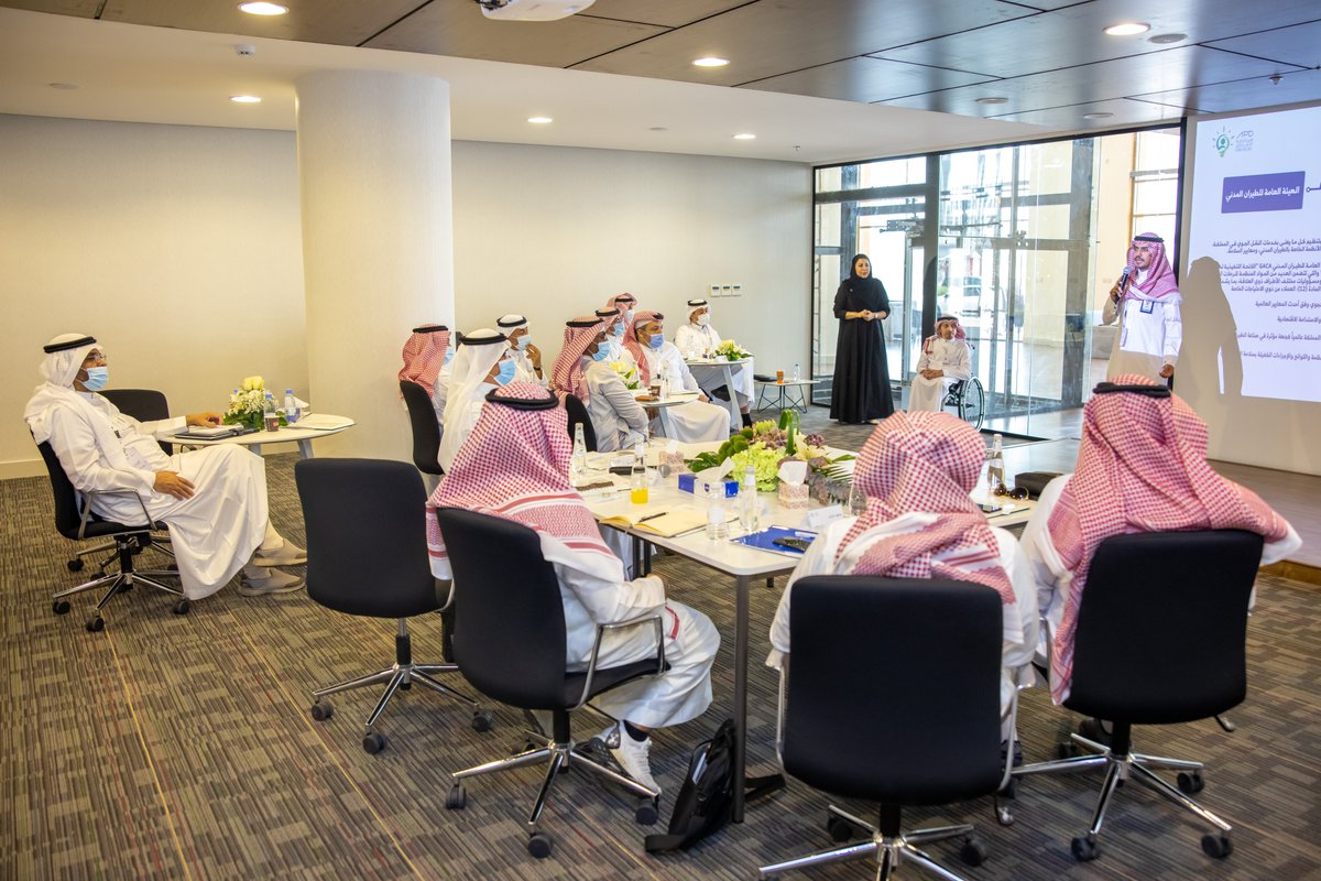 جانب من المشاركين بالورشة أثناء التعريف بدور الهيئة العامة للطيران المدني، والمتحدث المهندس حسين العساف