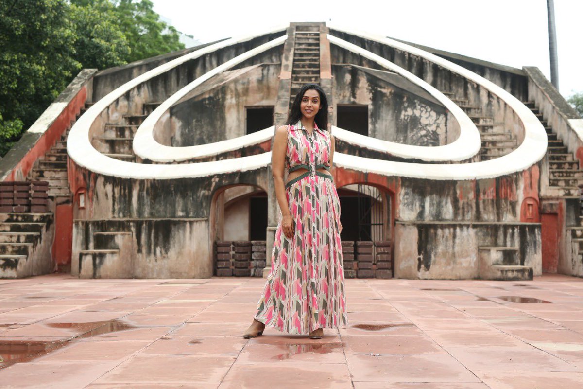 htcity's tweet image. #Exclusive | From going on a shopping spree in #Janpath to enjoying a bhutta in the rain, @anupria_goenka enjoyed monsoon shower in Delhi

Here’s a glimpse of her day
👉🏻 read.ht/H63O
Interview: @sugandharawal 
Photo: Manoj Verma

#Delhi #AnupriaGoenka #monsoon #Asur