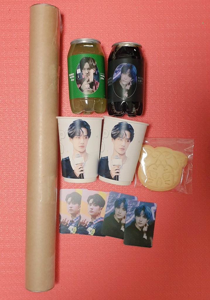 드디어 왔다!! 택배로 받으니 새롭네 ㅋㅋㅋㅋㅋ
카페에가서 보면 더 좋았을텐데 아쉽다 ㅜㅜ 
예쁜 생카도 해주시고 편하게 택배로 받을수있도록 배려해주셔서 감사합니다♡
<a href="/19970805com/">BemyOxygen</a>