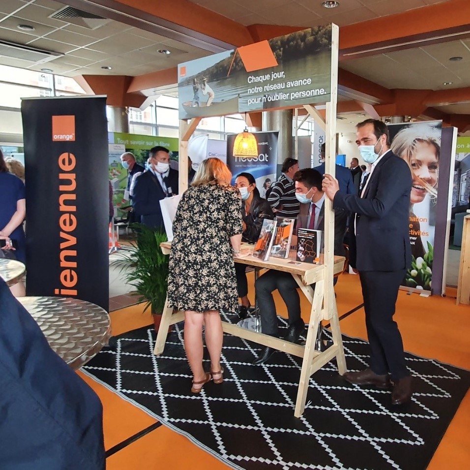 OrangeAuRA's tweet photo. #ruralitic2021 Nous vous attendons encore aujourd'hui sur notre stand.
Venez échanger sur les sujets :
👉 #Réseau #THD fixe et mobile
👉 #TransfoNum des collectivités
Tout est prévu : sièges, gestes barrières et borne pour recharger votre mobile. https://t.co/3b95ojhf1K