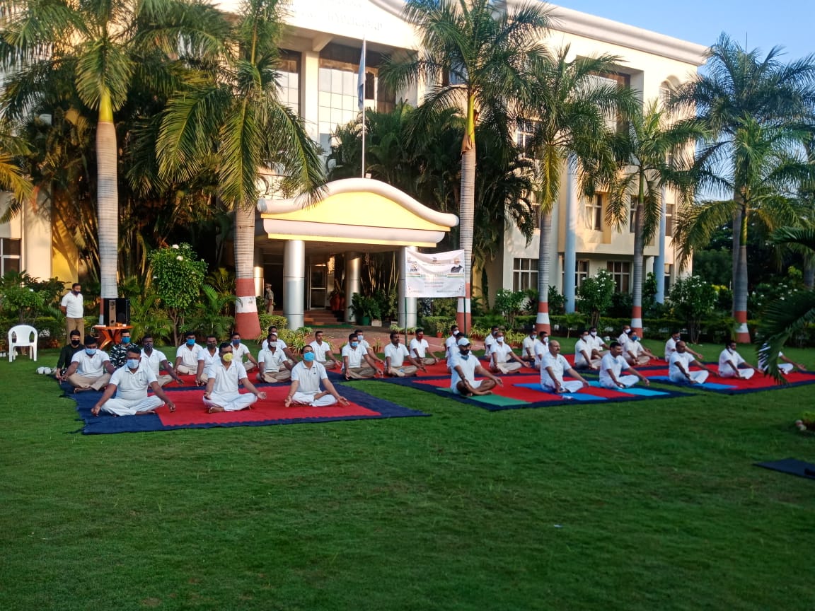 CRPF_sector's tweet photo. #Yoga: To keep you happy and healthy!
Glimpses of Yoga event conducted by Officers and Jawans at HQ #SouthernSector @crpfindia #Hyderabad as part of #AzadiKaAmritMahotsav & #FitIndiaFreedomRun 2.0
#IndiaAt75 https://t.co/gjq6ShqsWP