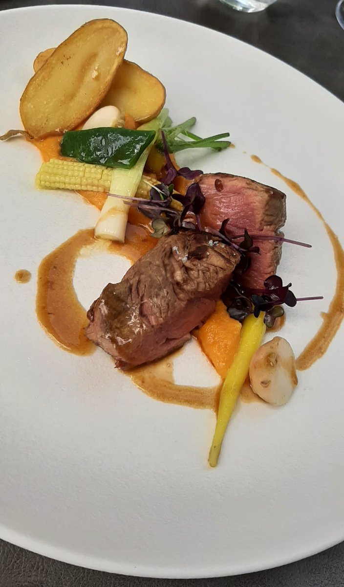 MICHELINgidsBNL's tweet photo. Un chef qui cuisine avec beaucoup de maîtrise et qui, en plus, renouvelle lui-même sa déco. Chapeau Stéphane Grulois !
#Maxens #SaintSymphorien https://t.co/78H6J8InqF