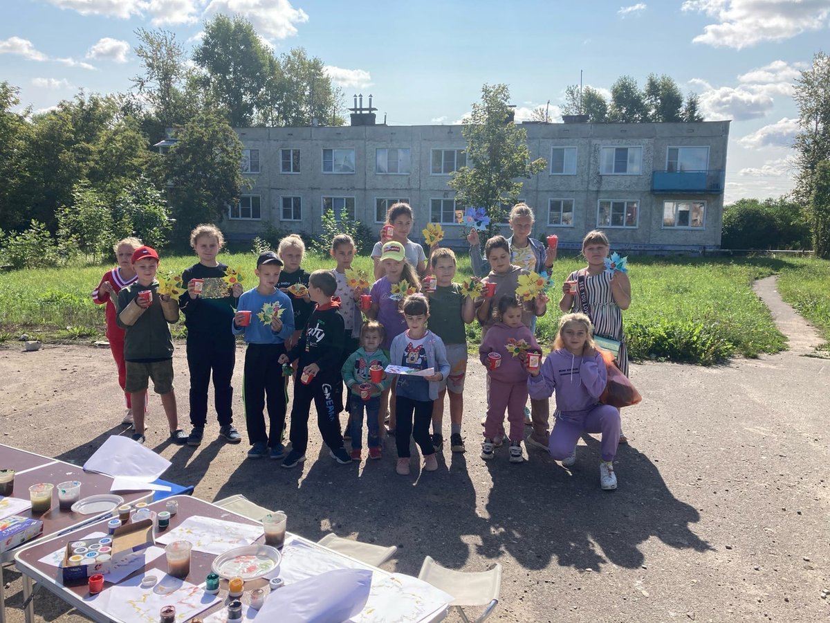 #Родники В рамках акции "СЛАДОСТИ ДЛЯ РАДОСТИ" сладкие подарки вручены участникам проекта семейной мобильной Арт- студии « Art -хобби house” в п.Постнинский #ФондРадуга #РодниковскийКЦСОН #АкцияСладостиДляРадости #ДесятилетиеДетства