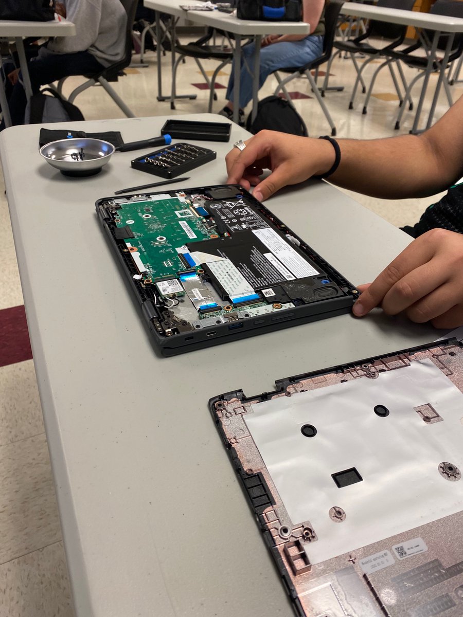 EdTechKate's tweet image. Training on replacing CB screens with our #techinterns this morning!  #porterpride @LockportHS205 @ITDeane @mduster