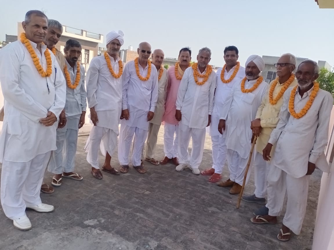 Krishan12704635's tweet photo. आम आदमी पार्टी जिंदाबाद।
हिसार जिले में लाडवा गांव में सरपंच चौ राजबीर जी और गांव के सम्मानित किसानों के साथ आप किसान विंग लोकसभा अध्यक्ष ने हरियाणा प्रभारी गजेंद्र सिंह जी एवम उनकी टीम का जोरदार सम्मान किया https://t.co/vEJJIDXWzB