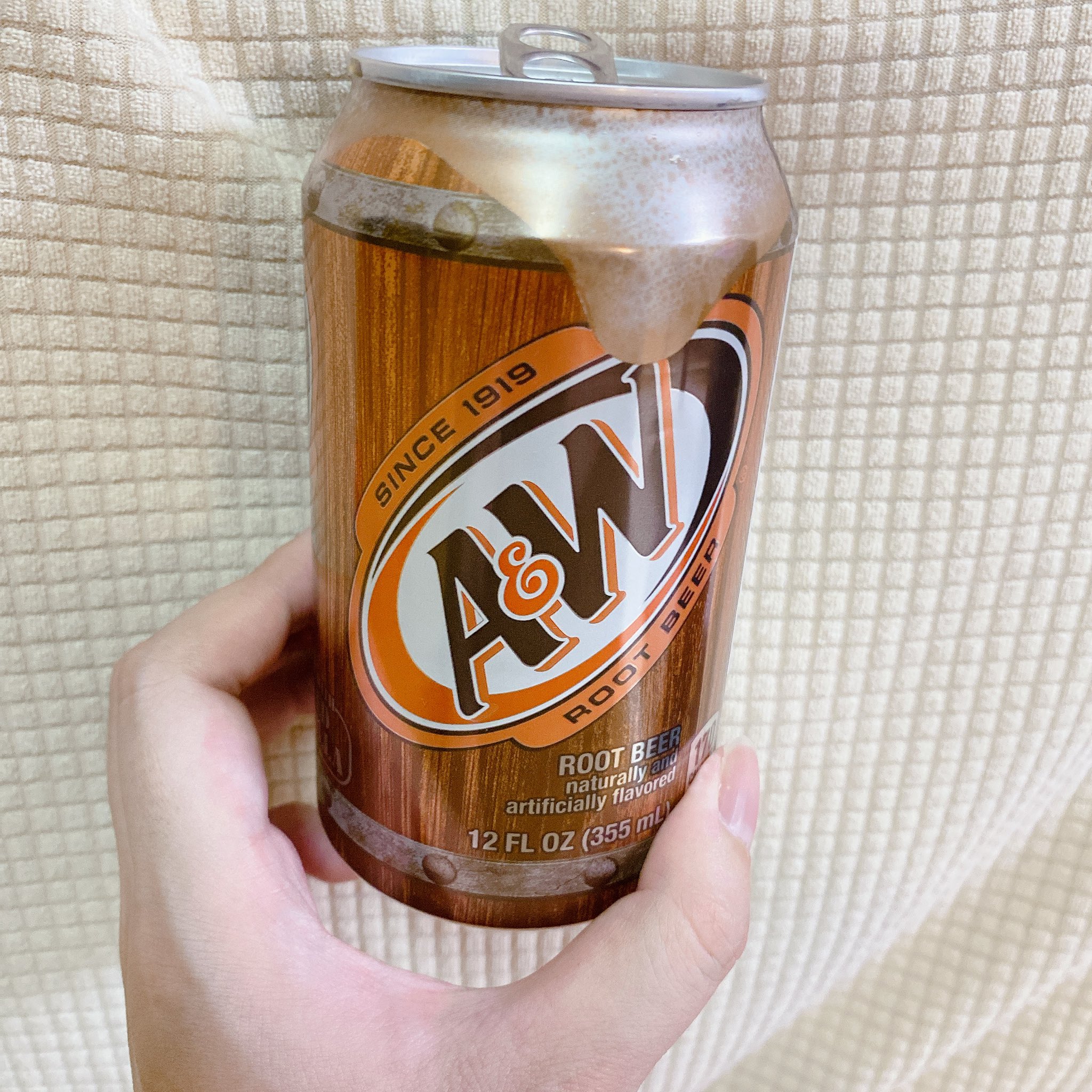 ゆー ルートビアを飲んでみてる 彼氏のおすすめ 健康に良さそう アルコールは含まれていないよ 薬草が入ってるんだって ルートビア T Co Gepy1pbm2y Twitter