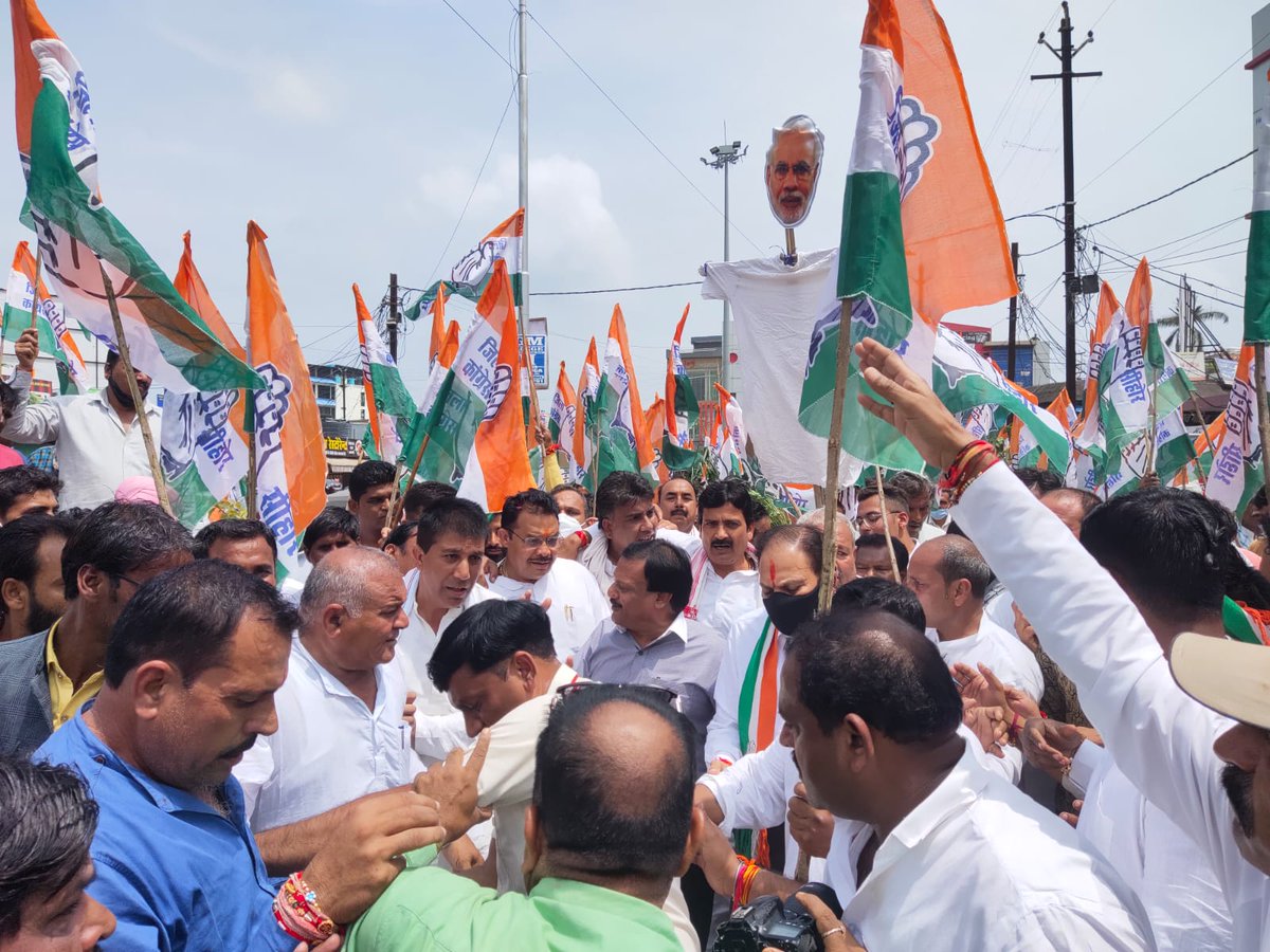 INCMP's tweet photo. वरिष्ठ कांग्रेस नेता एवं पूर्व मंत्री सज्जन सिंह वर्मा जी के नेतृत्व में सीहोर में किसानों के समर्थन में प्रदर्शन किया गया व पटवारियों की हड़ताल में उपस्थित होकर उनकी मांगों का समर्थन किया गया।

"कांग्रेस का हाथ, जन-जन के साथ" https://t.co/5UETz4ITB6