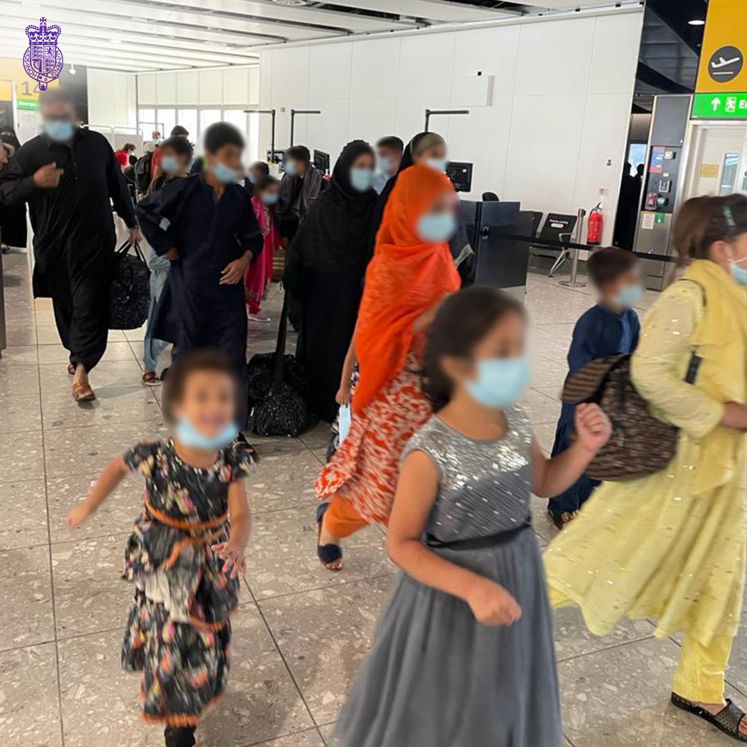ukhomeoffice's tweet photo. We are so pleased to welcome families from Afghanistan arriving @HeathrowAirport 🛬

Brave Afghan staff and their families who risked their lives working with 🇬🇧 are being processed and supported through our Afghan Relocation &amp; Assistance Policy. https://t.co/lFY3JbbaYn