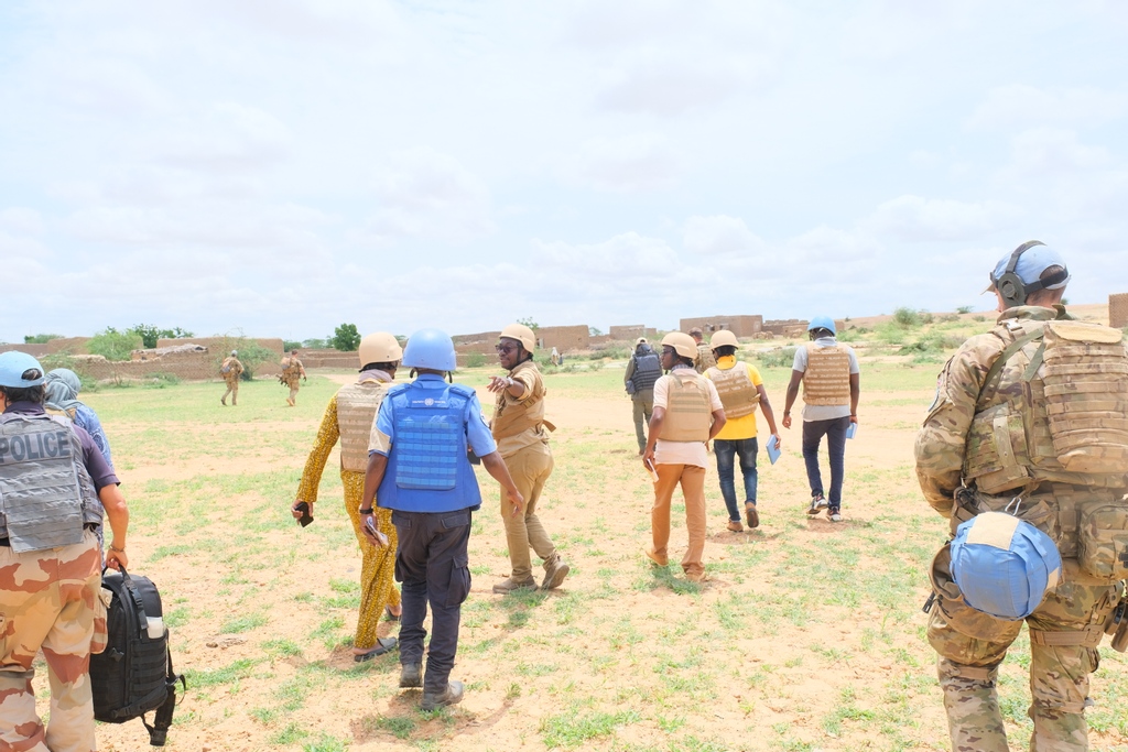 RAnglians's tweet photo. Following the Ouatagouna massacre the LRRG quickly made the 170km journey south, to deter further violence and reassure the population. LRRG were accompanied by UN Human Rights and UN police; so that one day the perpetrators will be brought to justice. #minusma #UNPK https://t.co/wqdOZJRWzL