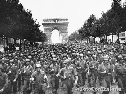 Soldados estadounidenses por los Campos Elíseos, luego de liberar a Francia de los nazis, el 29 de agosto de 1944. (Ph.Carrol)