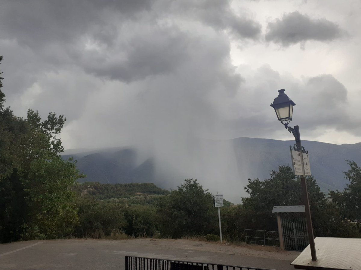 meteocadi's tweet photo. Ja van apareixent tempestes, com aquesta des de Sant Martí de Barcedana, al Pallars Jussà⚡
📸 Casa Roca https://t.co/kWAqmxEJsE