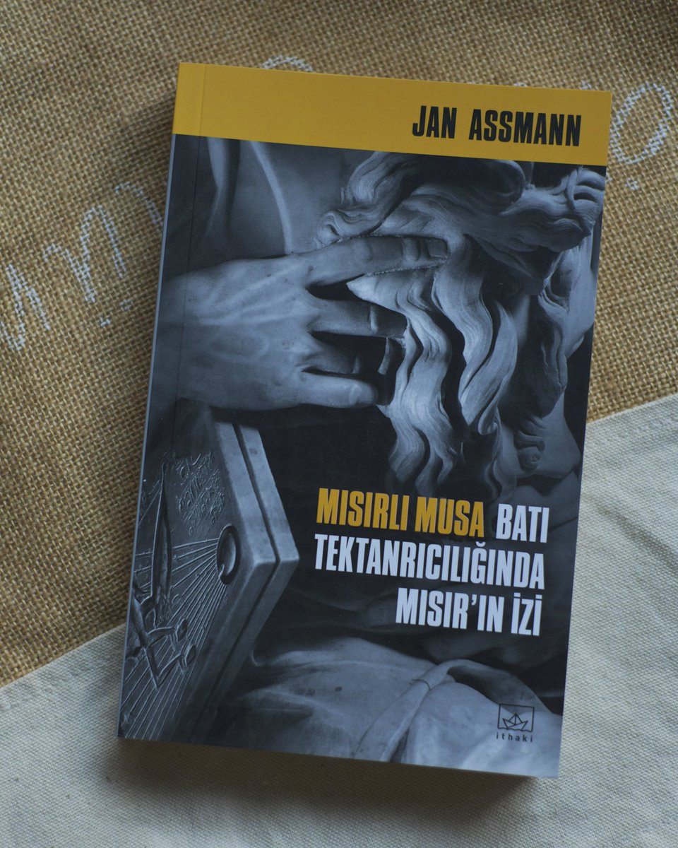 “Çok parlak bir çalışma… Tartışmaların çok zarif bir şekilde ele alındığı, etkileyici bir şekilde belgelendirilmiş Mısırlı Musa, tektanrıcılığın ilk dönemleriyle ilgili çığır açıcı yeni bulgular ve Mısır'ın modern Batı kültüründeki yerine dair yeni bir yorum sunuyor.”