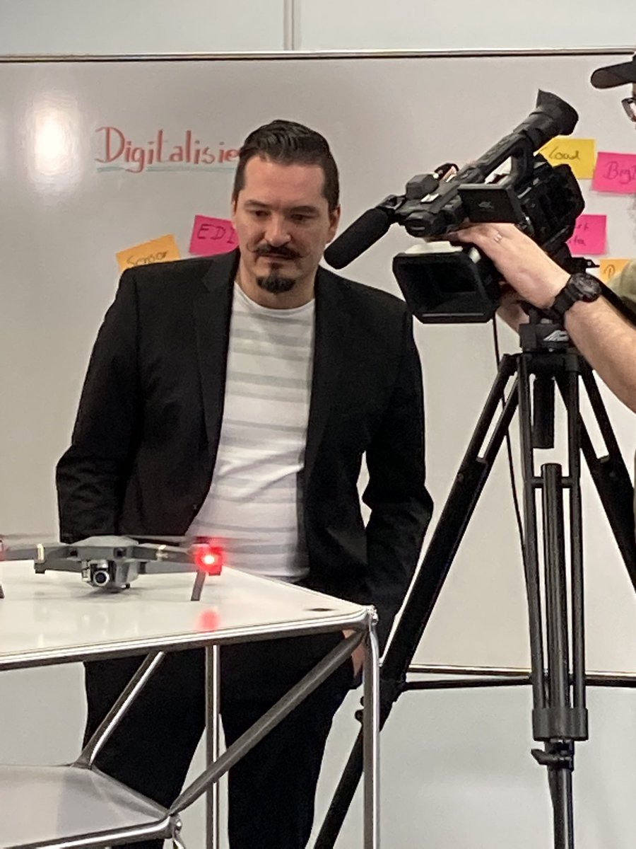DGQffm's tweet image. Eine historische Landkarte und eine Drohne 🤔 erste Einblicke vom #Videodreh mit unserem Trainer Hartmut Winkler. Erfahren sie bald mehr! Soviel schon vorab: es geht um #Digitalisierung 🤖