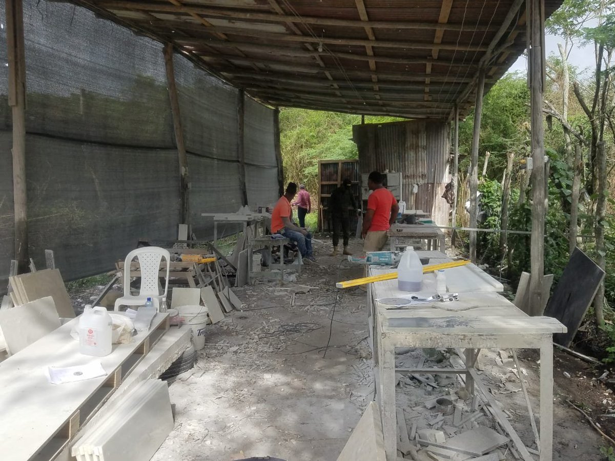 senpard's tweet photo. Miembros del SENPA cierran taller de mármol y topes de granitos, que operaba de forma ilegal según denuncias, también afectaba los inquilinos que residen en la cercanía donde está ubicado el taller en carretera La Paloma provincia Santiago.

#senpard #medioambiente #ley6400 https://t.co/4U15IpieGB