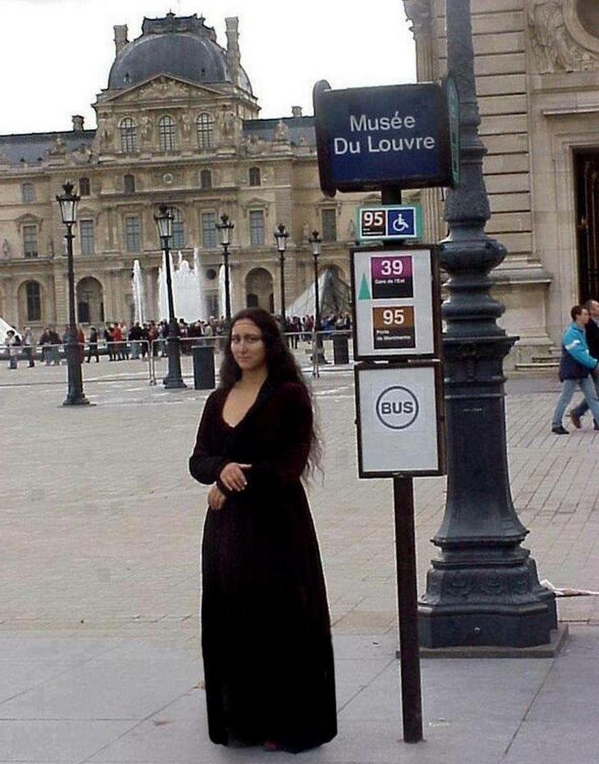 ParisAMDParis's tweet photo. Arrêt de bus Musée du Louvre.   #Paris #photograghy Pinterest https://t.co/wWxdNl8FED