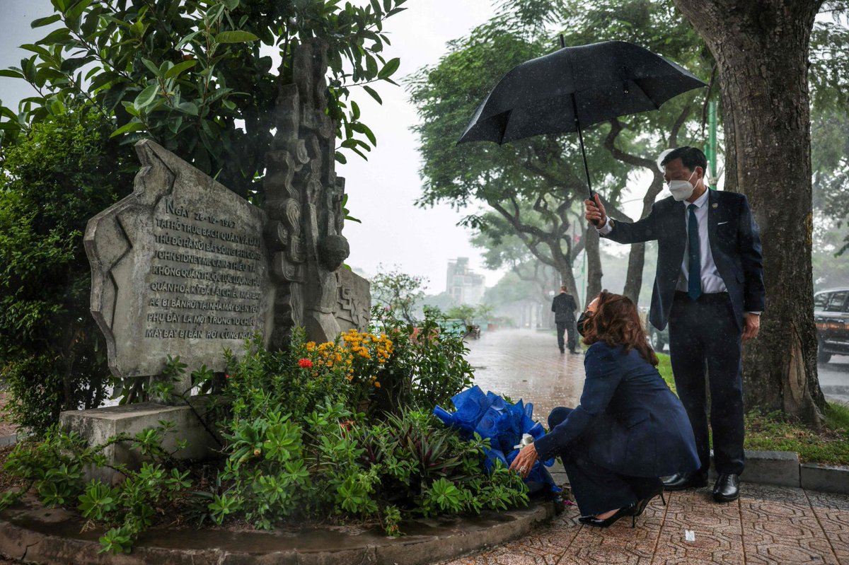 NBCNews's tweet photo. VP Kamala Harris lays flowers at Sen. John McCain's memorial site, where his Navy aircraft was shot down in Hanoi, Vietnam, on the 3-year anniversary of his death.

📷 Evelyn Hockstein / AP https://t.co/u1zZlmPONg