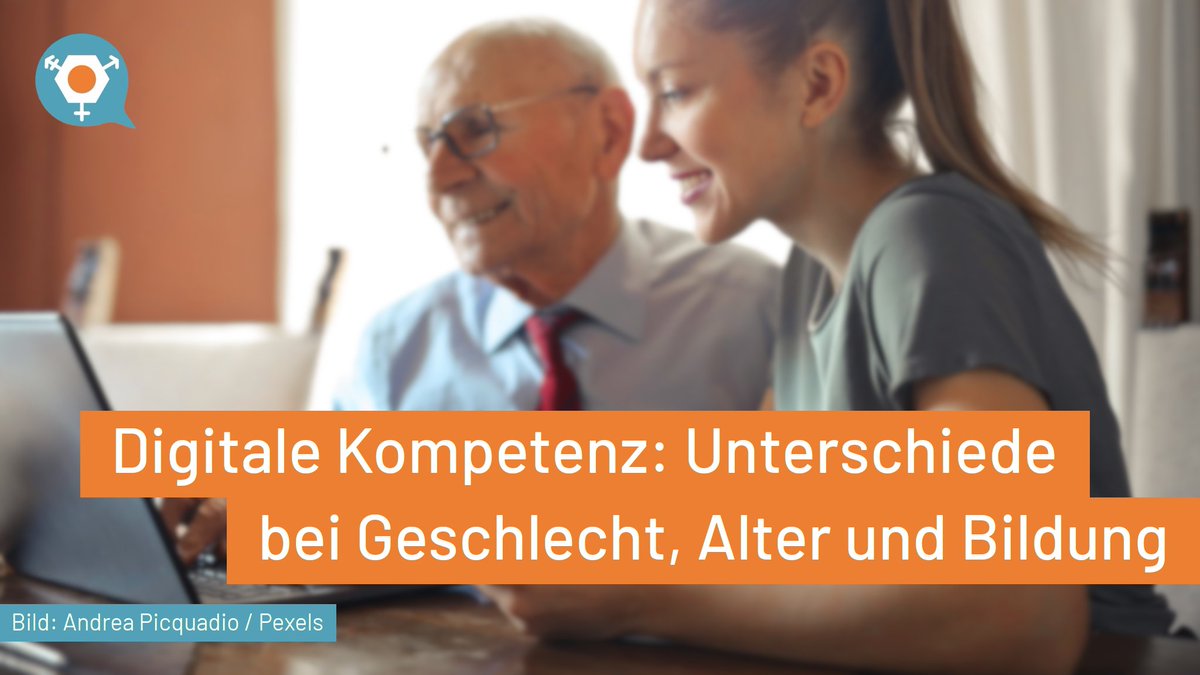 Im Hintergrund zu sehen sind ein älterer Mann und eine junge Frau, die nebeneinander sitzen und gemeinsam ein Notebook auf einem Holztisch bedienen. Im Vordergrund zu sehen ist ein zweizeiliges, orangefarbenes Banner mit weißer Schrift "Digitale Kompetenz: Unterschiede bei Geschlecht, Alter und Bildung". Darunter ist links ein kleineres, einzeiliges, hellblaues Banner mit weißer Schrift: "Bild: Andrea Picquadio / Pexels".