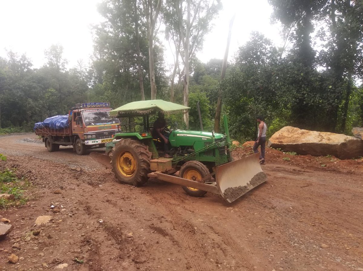 manoj_naandi's tweet photo. Guess what these trucks are carrying in this long winding slippery hilly terrain?
They’re on a race against time to reach their precious cargo of 3.4 million tree saplings that had to be planted (by tribals who grow @arakucoffeein) in a two week window before rains arrived! 🧵+ https://t.co/X86vQTWLwo