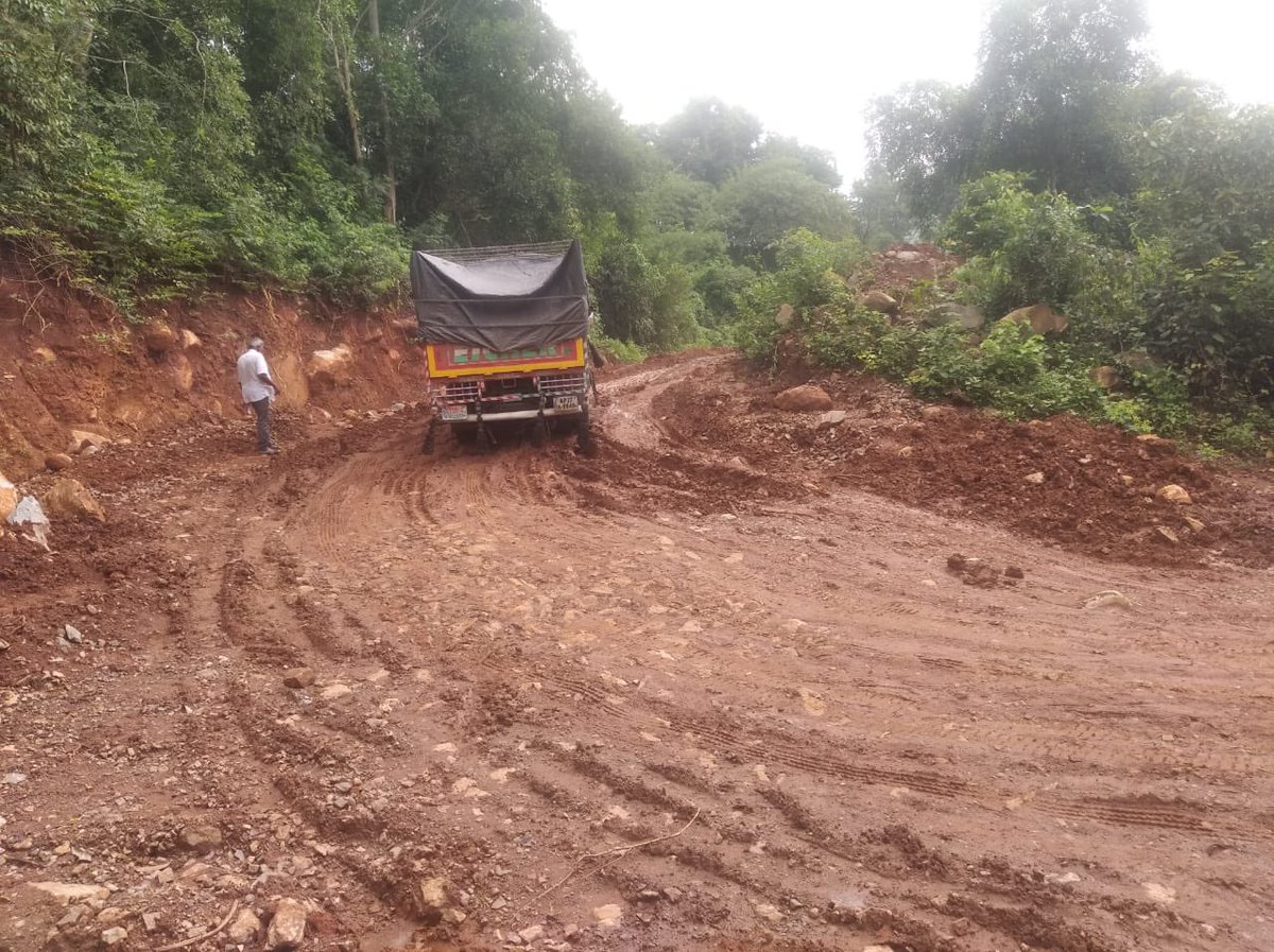 manoj_naandi's tweet photo. Guess what these trucks are carrying in this long winding slippery hilly terrain?
They’re on a race against time to reach their precious cargo of 3.4 million tree saplings that had to be planted (by tribals who grow @arakucoffeein) in a two week window before rains arrived! 🧵+ https://t.co/X86vQTWLwo