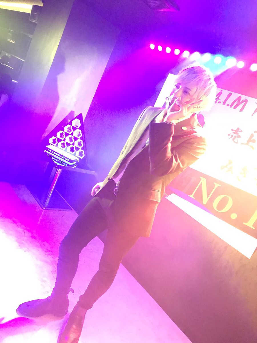 Ryo_aimliberty's tweet photo. 8月度売り上げNo. 1でした！
たくさんイベントがあったなか締め日の日まで支えてくれたお姫様たちに感謝です！

来月も誰にも負けるつもりないんで応援のほどよろしくです☺️

＃富山　＃桜木　＃ホスト https://t.co/fCm8aJhB9k