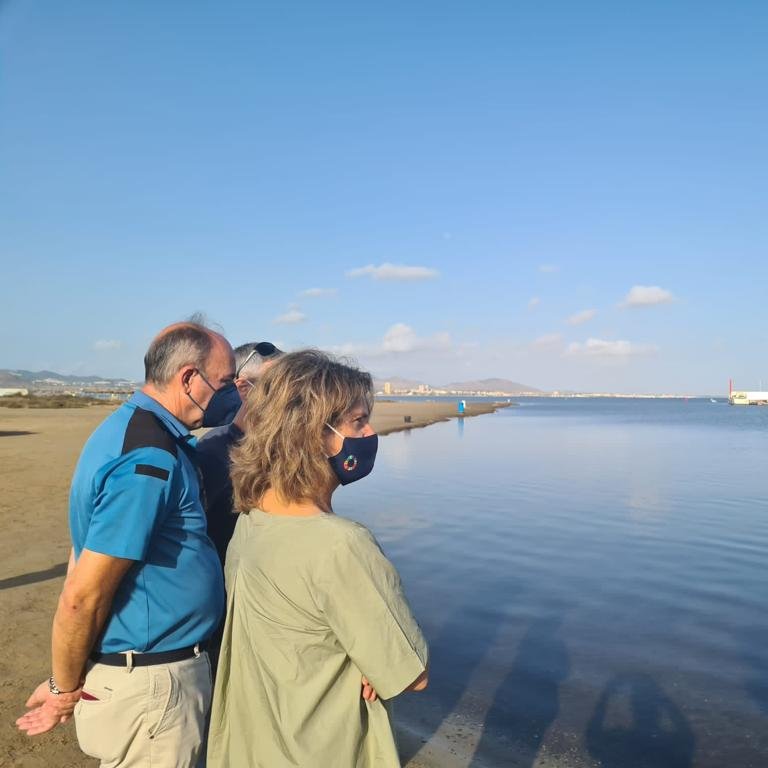 mitecogob's tweet image. La vicepresidenta está acompañada por Pedro García, presidente de #ANSE y por trabajadores de la demarcación de costas de Murcia

Aquí 📷👇 imágenes de Puerto Bello, donde la Comunidad tiene el puesto de mando para la retirada de peces tras el episodio de hipoxia en la zona