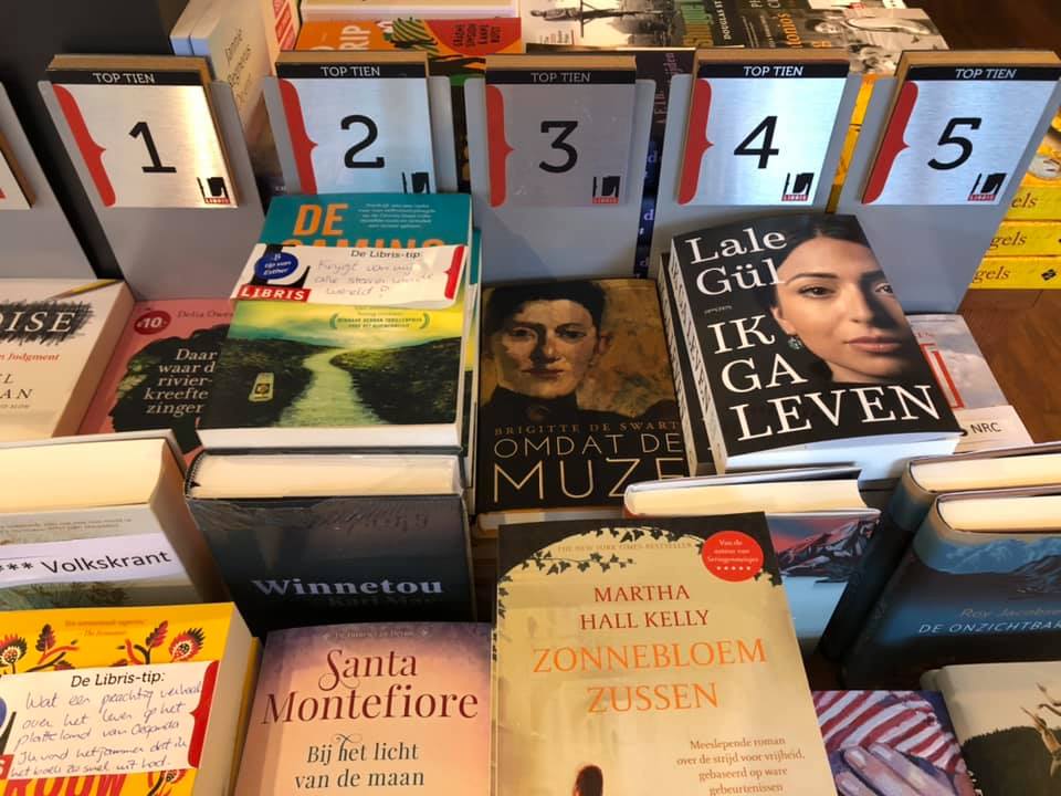 Vereerd! <a href="/larensebkh/">Larense Boekhandel</a> heeft flink uitgepakt met Omdat de muze als Boek van de Maand. Met een fijne review van Annelies Gehring: 'Een psychologische roman in een historische setting waarin Sara de Swarts eenzaamheid, haar zwijgen en liefde mij diep heeft geraakt.' <a href="/amboanthos/">Ambo Anthos</a>