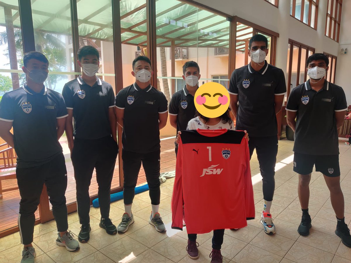 My friend on her way to Canada, stopover at Maldives, stays in the same hotel as @bengalurufc is, meets @GurpreetGK n asks for his jersey and he happily gets her one 😁
Then meets OUR CAPTAIN @chetrisunil11 and gets his autograph and pic too! Fantastic stuff🤩 #AFCCup2021