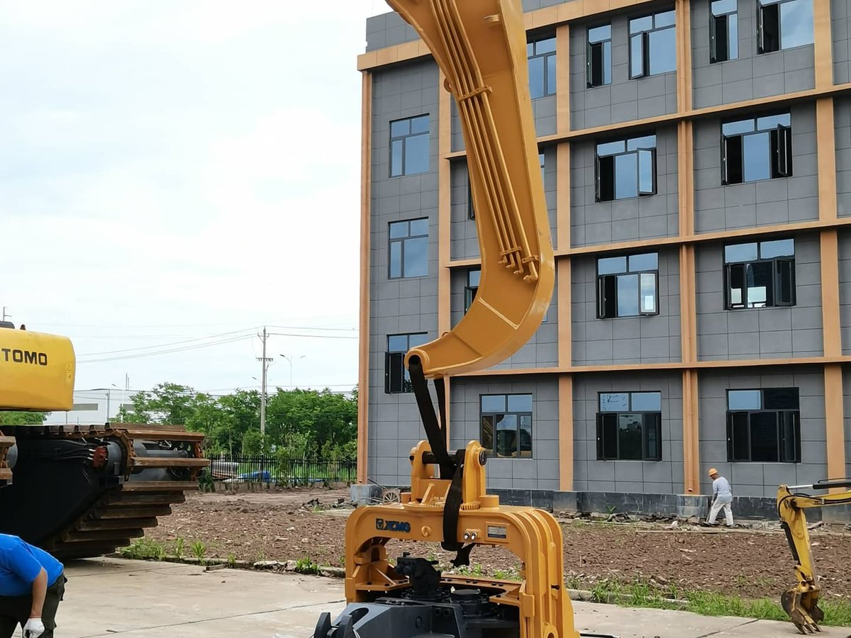 HubeiRiver's tweet image. New product pile driver machine available now in our factory. 

A pile driver machine is used to drive piles into soil to provide foundation support for building or other structures. 

#piledriver #piledrivers #pilingmachine #construction #drillingmachine #excavation #excavators