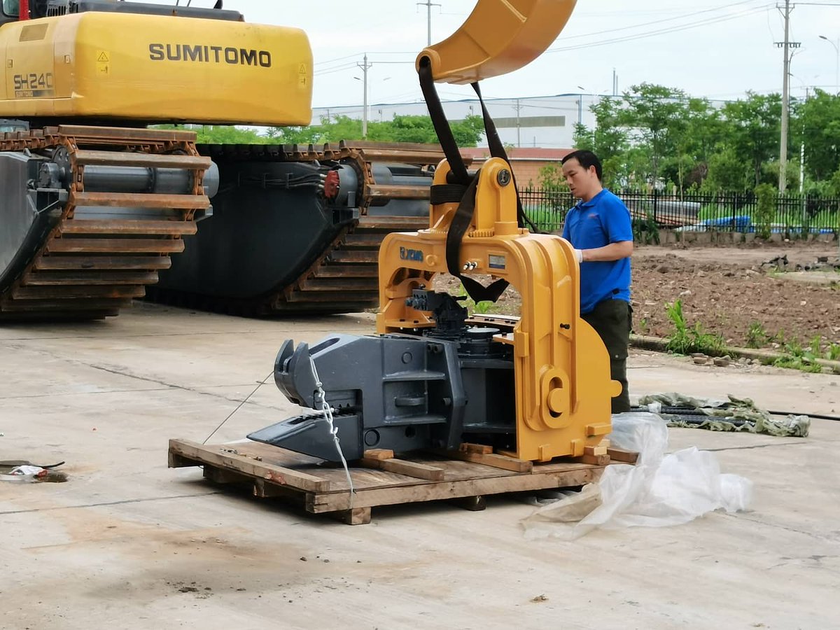 HubeiRiver's tweet image. New product pile driver machine available now in our factory. 

A pile driver machine is used to drive piles into soil to provide foundation support for building or other structures. 

#piledriver #piledrivers #pilingmachine #construction #drillingmachine #excavation #excavators