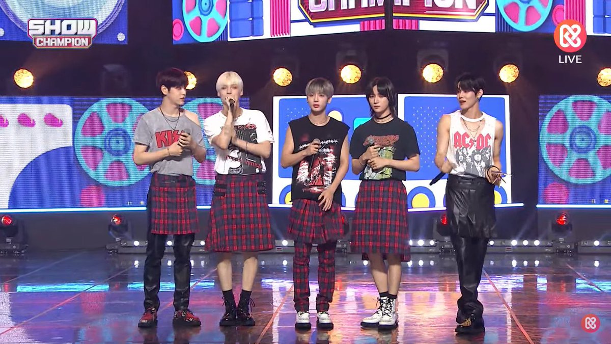 kkpinku__'s tweet photo. LO LOGRARON, OFICIALMENTE ACABAMOS DE GANAR EL 2DO WIN EN ESTA ERA. VAMOS POR MUCHOS MÁS PORQUE LOS CHICOS SE LO MERECEN.

"CROWN" :🏆🏆🏆
"Run Away":🏆
"Can't You See Me?": 🏆🏆
"Blue Hour": 🏆
"0X1=LOVESONG": 🏆🏆🏆🏆
"LO$ER=LO♡ER":🏆🏆

@TXT_members @TXT_bighit https://t.co/cJNR0z9shY